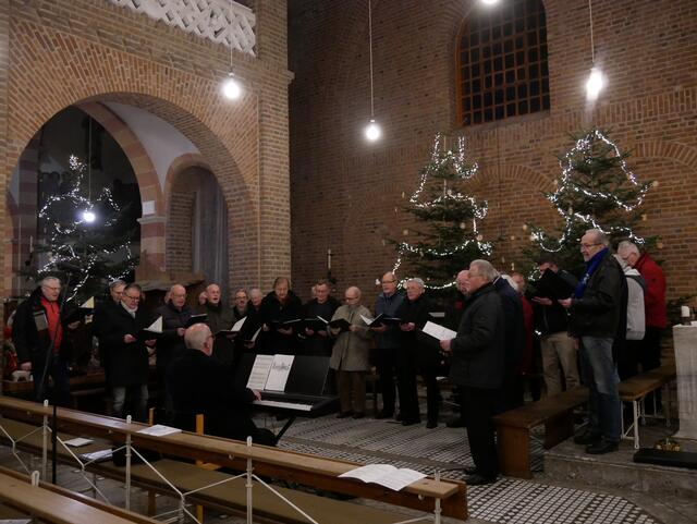 Männer-Gesang-Verein 1844 Wesseling e.V. unter Leitung von Guido Wilhelmy am E-Piano.  | Foto: Anita Brandtstäter