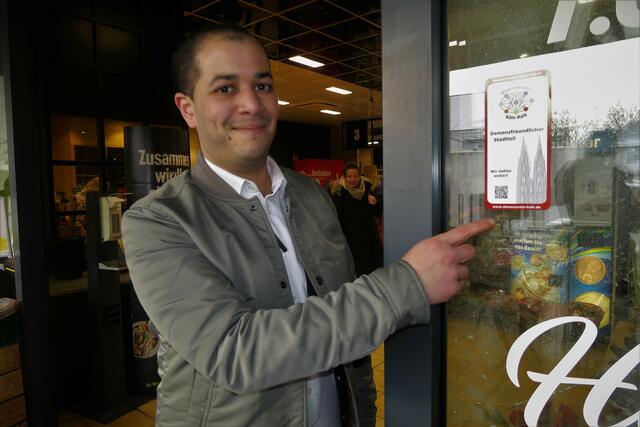 Ahmed Sahli weist auf die Plakette hin. | Foto: Hermans