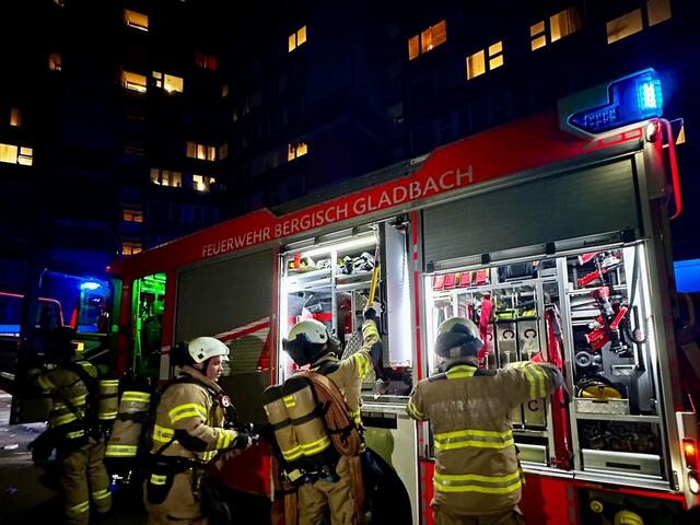 In 13. Stock brannte Müll auf einem Balkon. Foto: Feuerwehr Bergisch Gladbach