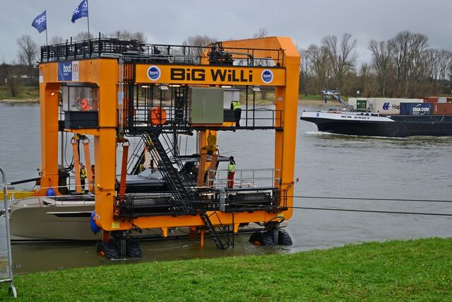 "Big Willi" holt die Super Lauwersmeer SLX 54 (NL) aus dem Rhein | Foto: Horst Nauen