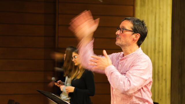 Auch Bandleader Martin Endrös ist in seinem Element und führt die Big-Band der Musikschule La Musica in die richtige Richtung. | Foto: Torsten Rabe
