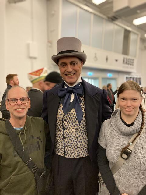 Psst: Der Mann in der Mitte ist im Divertissementchen der Prinz Karneval. Arm in Arm mit Ralf Faßbender (links) und Yvonne Freiberg (rechts) von Blatt-Gold | Foto: Blatt-Gold