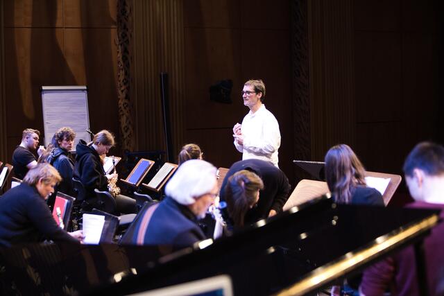 Auch Bandleader Martin Endrös ist hochkonzentriert bei der Sache. | Foto: Torsten Rabe