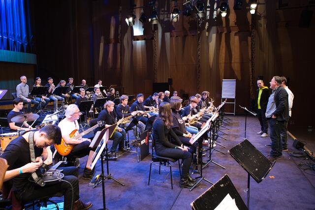 Ein tolles Erlebnis: Arbeiten mit den Profis der WDR Big Band. Posaunist Ludwig Nuss und Trompeter Rob Bruynen coachen die Musikerinnen und Musiker der Big-Band der Musikschule la Musica. | Foto: Torsten Rabe