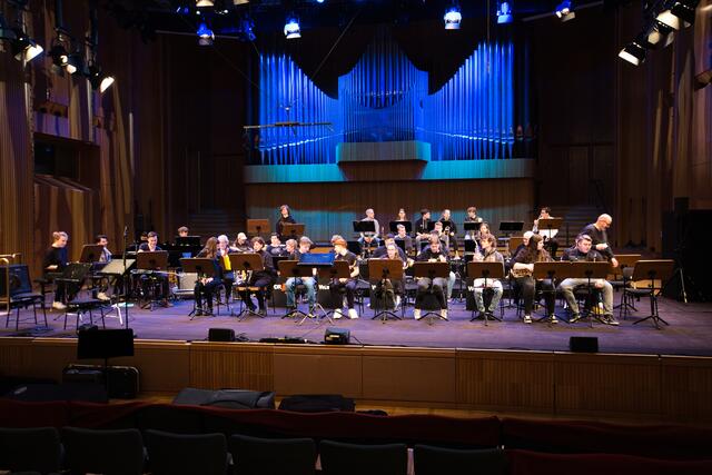 Die Bühne des großen Sende-Saals beim WDR bietet für die Big-Band der La Musica eine imposante Kulisse. | Foto: Torsten Rabe