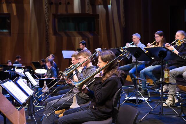 Und schon wissen die Posaunen, wie sie ihr Spiel verbessern können. | Foto: Torsten Rabe