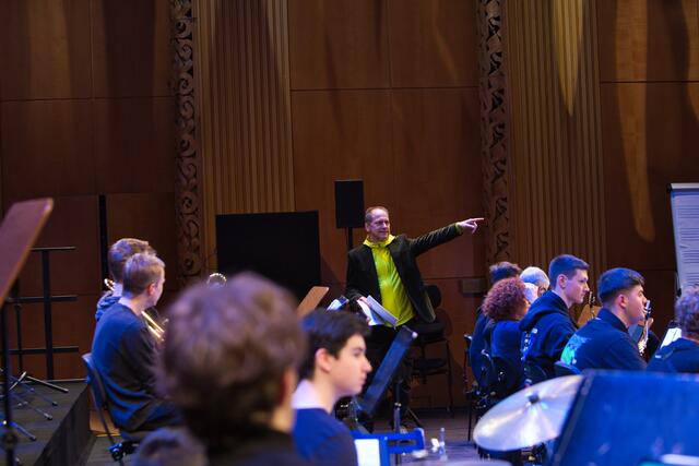 Posaunist Ludwig Nuss geht auch gerne mal ein die Seite der Bühne um zu hören, wie es da klingt. Und auch hier gibt es wertvolle Hinweise für die Band. | Foto: Torsten Rabe