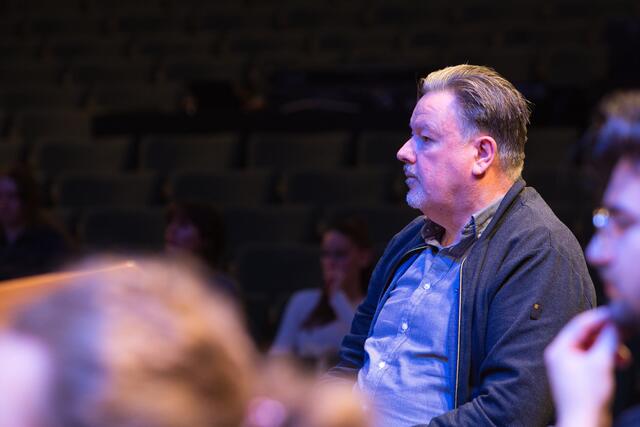 Und auch die Profis der WDR Big Band hören ganz genau zu. Rob Bruynen macht sich ein Bild vom Spiel der Big Band der Musikschule La Musica. | Foto: Torsten Rabe