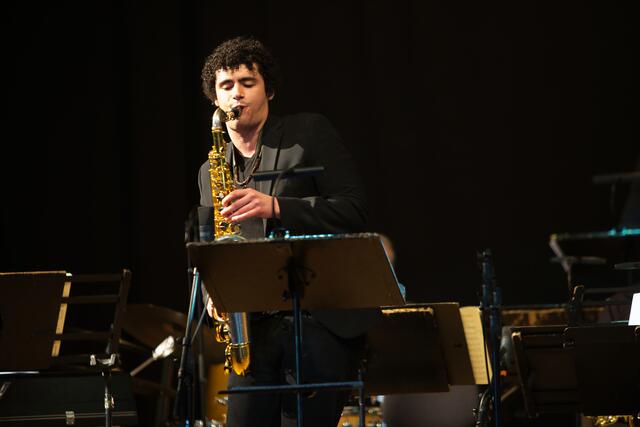 Ben Fitzpatrick begeisterte das Publikum mit seinem Saxophonspiel. Der gebürtige Ire ist noch recht neu in der WDR Big Band | Foto: Torsten Rabe