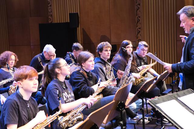 Konzentrierte Arbeit an den Details. Rob Bruynen, Trompeter in der WDR Big Band,  erläutert die Feinheiten, auf die die Musikerinnen und Musiker achten sollen, wenn sie ihre Stücke spielen.  | Foto: Torsten Rabe