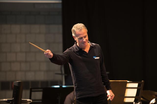 Schlagzeuger Hans Dekker prüfte die Rhythmusfähigkeit des Publikums auf Herz und Nieren  | Foto: Torsten Rabe