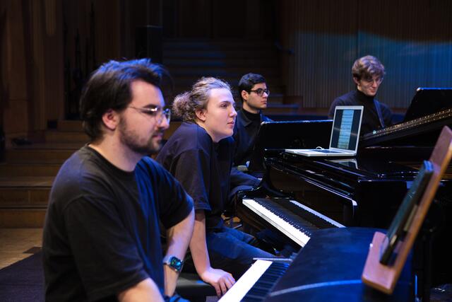 Auch am Klavier wird genau zugehört. | Foto: Torsten Rabe