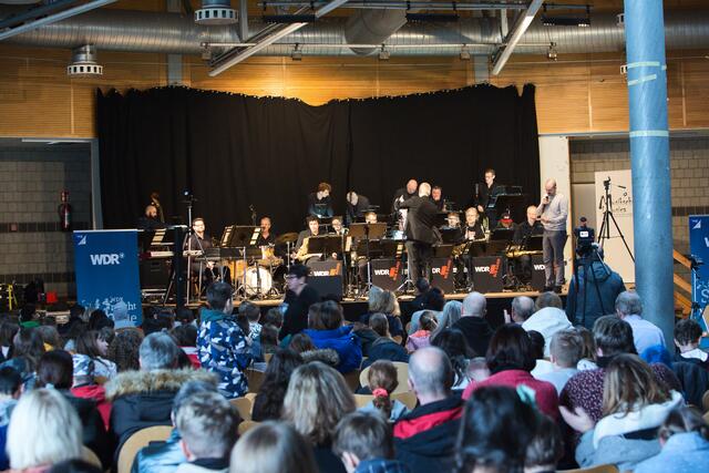 Ungewohnter Anblick: Eine Big Band von Weltformat auf der Bühne der Mensa der Willy-Brandt-Gesamtschule in Kerpen | Foto: Torsten Rabe