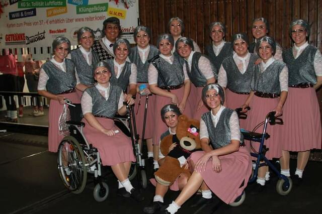 Die Showtanzgruppe " Venga " in ihren originellen Kostümen.und irgendwo versteckt sich unser Mitglied Yvonne Nürrenberg die hier auch aktiv mittanzt.😉 | Foto: Ellie Wijman