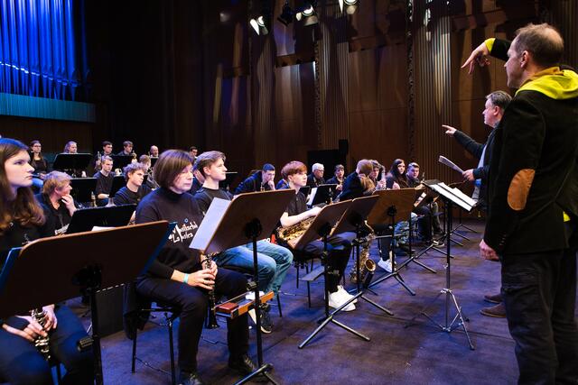 Den Profis Ludwig Nuss und Rob Bruynen entgeht keine Winzigkeit. Direkt gibt es eine Rückmeldung an die Band oder  besser gesagt einen Fingerzeig. | Foto: Torsten Rabe