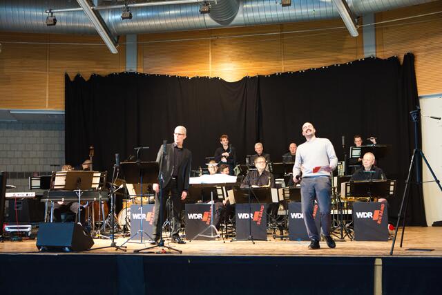 Die WDR Big Band mit Jonathan Löffelbein unter der Leitung von Torsten Maaß  | Foto: Torsten Rabe