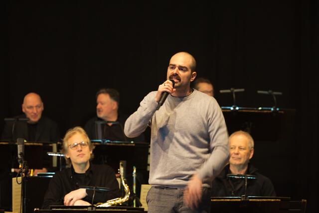Slampoet Jonathan Löffelbein führte ausgesprochen unterhaltsam durch das Programm und brachte den Gästen im Saal das Programm näher. | Foto: Torsten Rabe