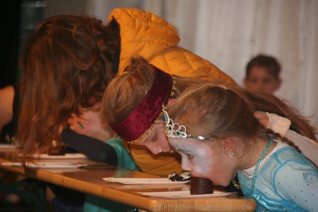 Der Wettbewerb "Schaumkuss-Wettessen" - Na wer ist wohl der Erste ?? | Foto: Herrmann J.Nied