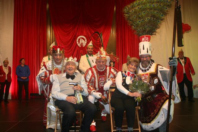 Auch das Dreigestirn der Altgeneine Rodenkirchen gratulierte den ältesten Besuchern der Betagtensitzung Herrn Rudi Bär ( 93 Jahre ) und Frau Marianne Hendges ( 92 Jahre ) | Foto: Herrmann J.Nied