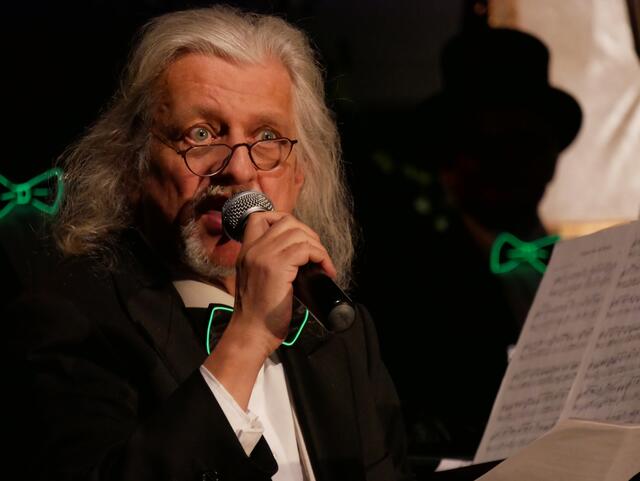 Moderator und Pianist Joachim Jezewski.  | Foto: Anita Brandtstäter