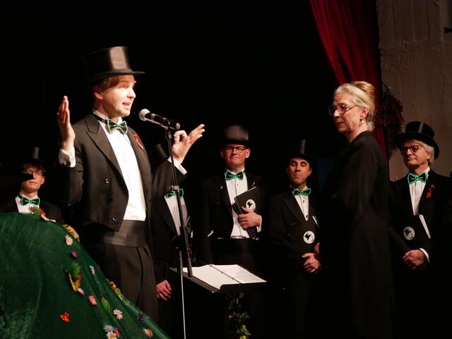 Modertor Klaus Kröhne und Chorleiterin Dorothea Kares.  | Foto: Anita Brandtstäter