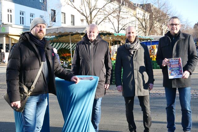 Thomas Kohs, Dezernent Bernd Lehmann, der erste Beigeordnete Dr. Matthias Bamberger und Bürgermeister Stefan Rosemann (von links) präsentieren die „Weiberfastnacht“ auf dem Marktplatz. | Foto: Woiciech