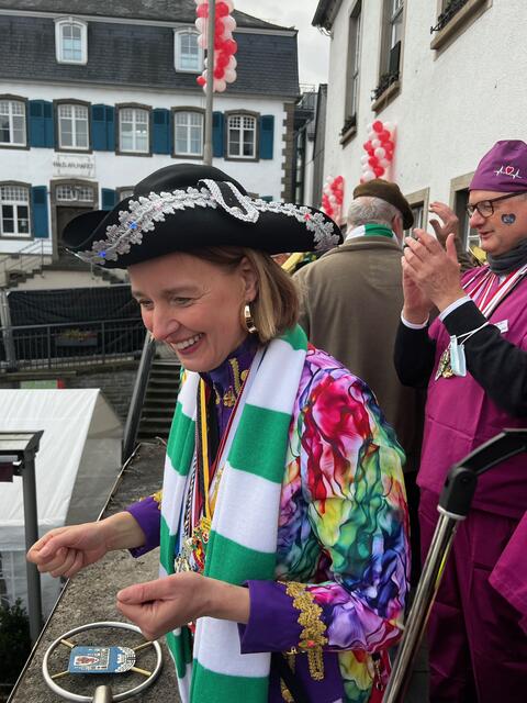 Anne Loth ist noch frohen Mutes und wehrt die Angriffe mit gekonntem Witz und Charme ab. 
Bürgermeister Dietmar Persian -als Oberarzt verkleidet- leistet dabei Schützenhilfe. | Foto: Copyright: Wilfried Storb