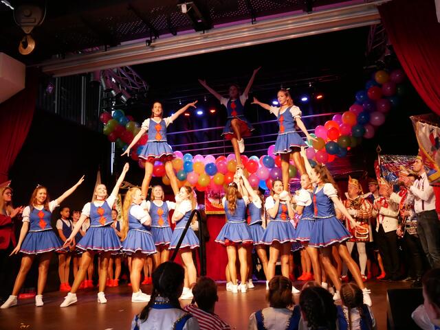 Das Damen-Tanzcorps der KG Wesselinger Radschläger mit vielen Hebebildern.  | Foto: Anita Brandtstäter