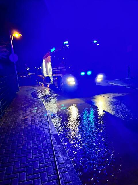 Wassermassen in der Nacht auf der Kölner Straße | Foto: Wiener