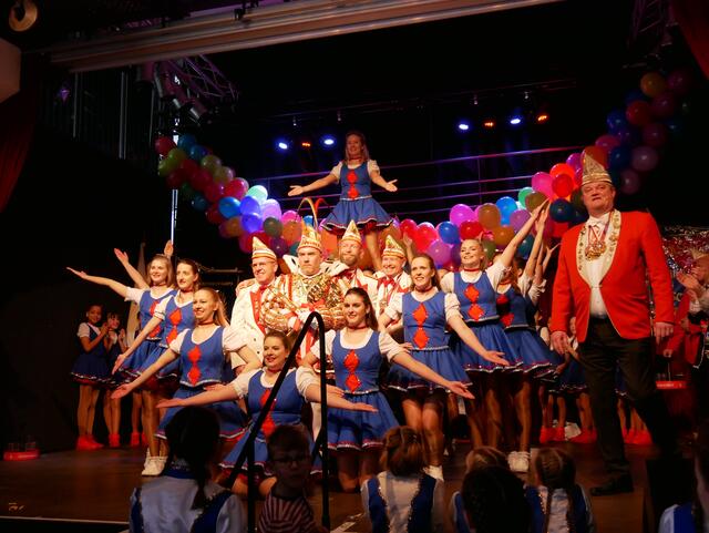 Prinz Sascha I. und seine Adjudanten beim Abschlussbild des Damen-Tanzcorps der KG Wesselinger Radschläger.  | Foto: Anita Brandtstäter