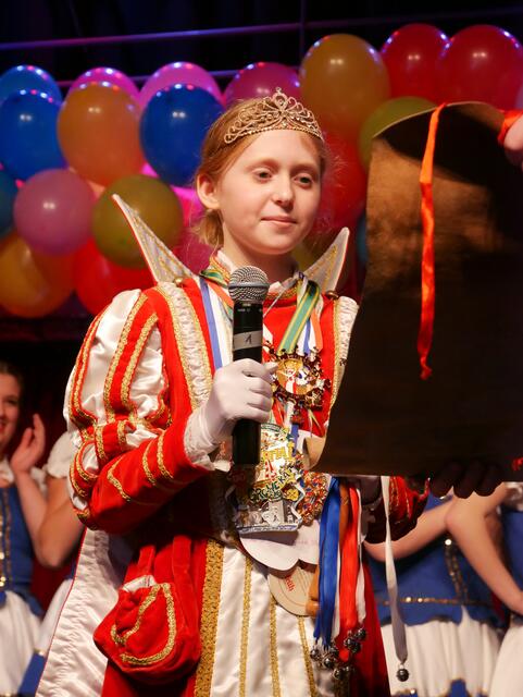 Kinderprinzessin Milena I. von Urfeld bei ihrer Ansprache an die Jecken im Rheinforum.  | Foto: Anita Brandtstäter
