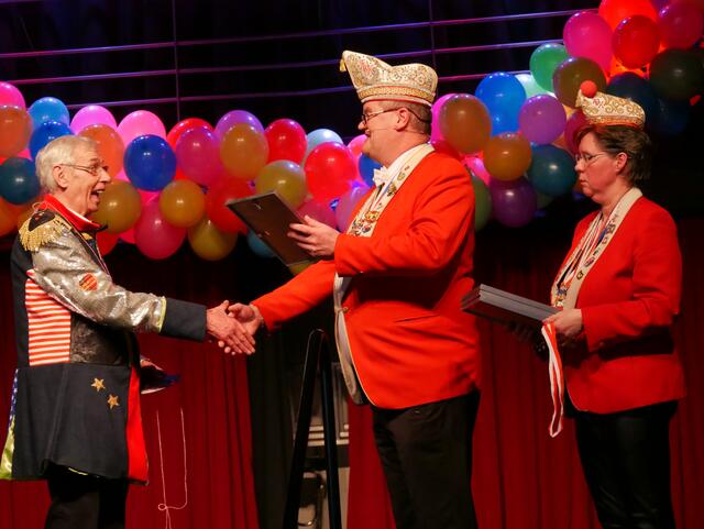 Lars Westfeld vom Festkomitee Wesselinger Karneval ehrte Detlef Kornmüller stellvertreten für die Jecken Möpse - für 33 Teilnahmen am Karnevalszug.  | Foto: Anita Brandtstäter