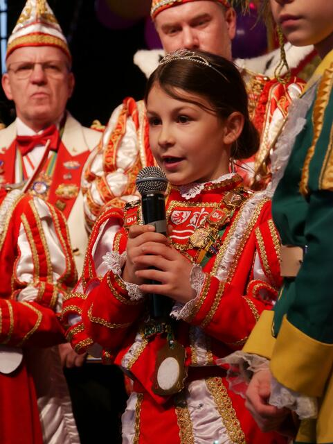 Kinderprinzessin Carlotta I. hielt eine Ansprache an die Zuhörer im Rheinforum in freier Rede.  | Foto: Anita Brandtstäter