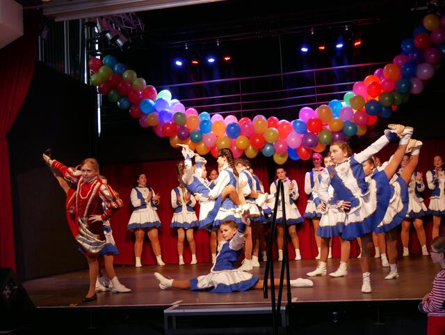 Prinzessin Milena I. tanzte im Ornat mit ihrem Kinder-Tanzcorps der Prinzengarde Wesseling-Urfeld.  | Foto: Anita Brandtstäter