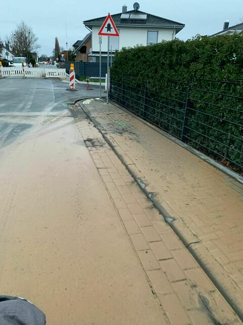 Das Wasser ist weg, aber die Straße völlig verschmutzt | Foto: Wiener