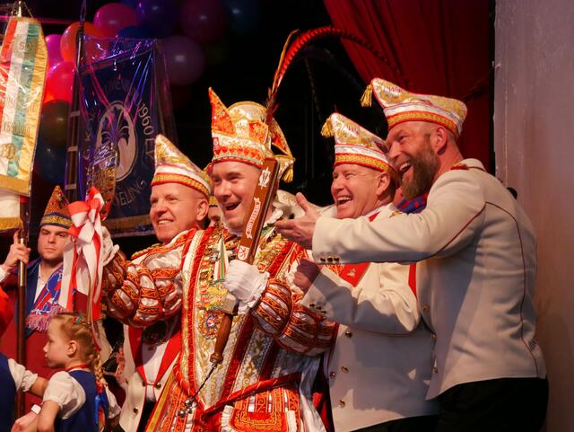 Prinz Sascha I. mit dem Stadtschlüssel und seinen Adjudanten.  | Foto: Anita Brandtstäter