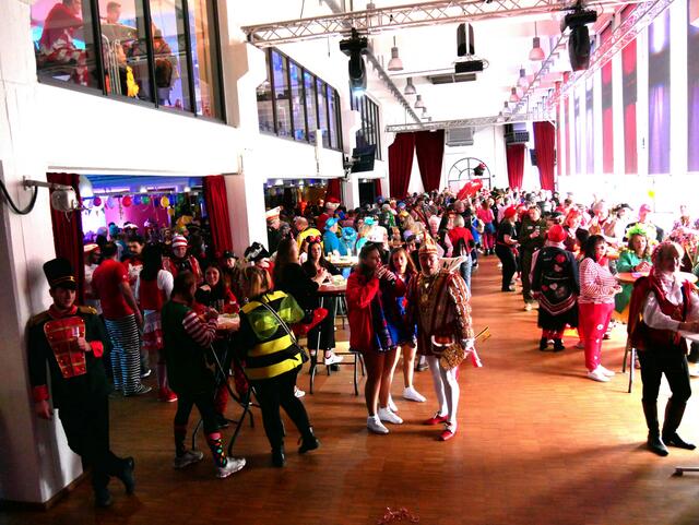 Party im Rheinforum nach dem offiziellen Teil, der von 11 Uhr bis 13 Uhr ging.  | Foto: Anita Brandtstäter