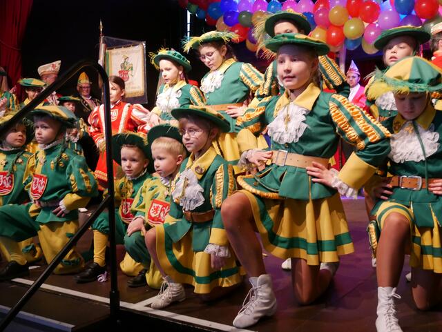 Die Mini-Fändelschwenker der Großen Wesselinger Karnevalsgesellschaft tanzten gemeinsam mit Kinderprinzessin Carlotta I.  | Foto: Anita Brandtstäter