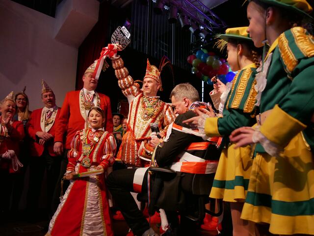 Prinz Sascha I. brauchte nicht viel zu tun, um den Stadtschlüssel von Bürgermeister Ralph Manzke zu bekommen. Er hat seine Helferinnen...  | Foto: Anita Brandtstäter