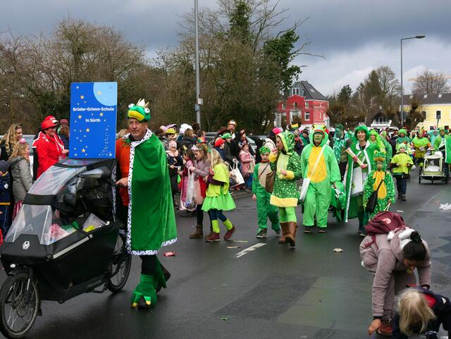 Brüder-Grimm-Schule mit Szenen aus "Der Froschkönig".  | Foto: Anita Brandtstäter