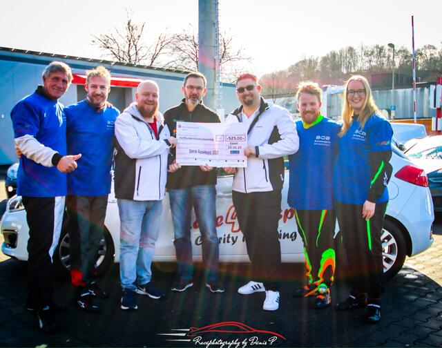 Team B.O.B. Automobile
v.l. Norbert Westbomke, Michael Weber, Lars Lichtenberg (Race4Hospiz e.V.), Rolf Braun, Gerrit Scheil (Race4Hospiz e.V.), Sebastian Marek, Lisa Fischer | Foto: Racephotography by Denis P.