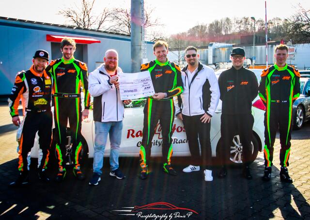 Team KRS Krumbach Racing Service
v.l. Stephan Epp, Michael Joussen, Lars Lichtenberg (Race4Hospiz e.V), André Krumbach (KRS), Gerrit Scheil (Race4Hospiz), Marc Christ, Robin Even | Foto: Racephotography by Denis P.