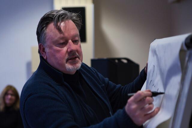 Ein bisschen Theorie darf natürlich auch nicht fehlen. Rob Bruynen erklärt die Struktur einer bestimmten Phrase. | Foto: Torsten Rabe