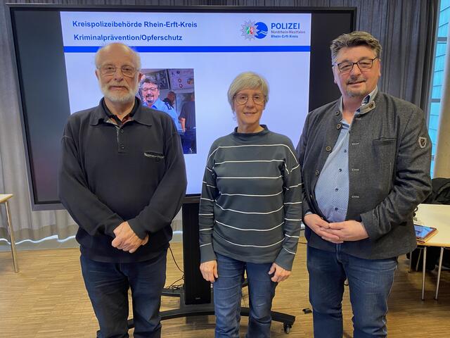 "Im Alter sicher leben": Hans-Jürgen Knabben und Anne Keller als Vorsitzende der Senioren-Union Bergheim mit Kriminalhauptkommissar Heinz Schmickler.  | Foto: Andrea Floß