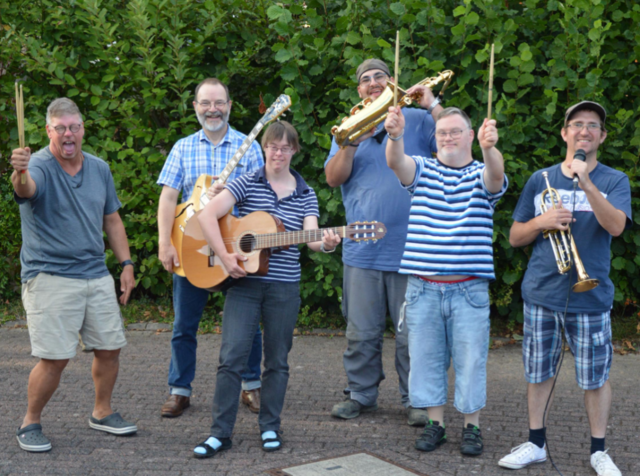 Die Eichhof-Band wurde 2017 aus dem Eichhof-Orchester heraus gegründet, das schon mehrfach bei Rheinklang 669 Musikfestivals zu hören war. Zunächst für ein Theaterprojekt der Lebensgemeinschaft Eichhof zusammengestellt - hat sich die Band weiter entwickelt und hatte bereits einige Auftritte bei Veranstaltungen der Lebensgemeinschaft. Im Juni wird die Band im Host Town Program der Special Olympics World Games 2023 mitwirken. | Foto: Udo Seehausen