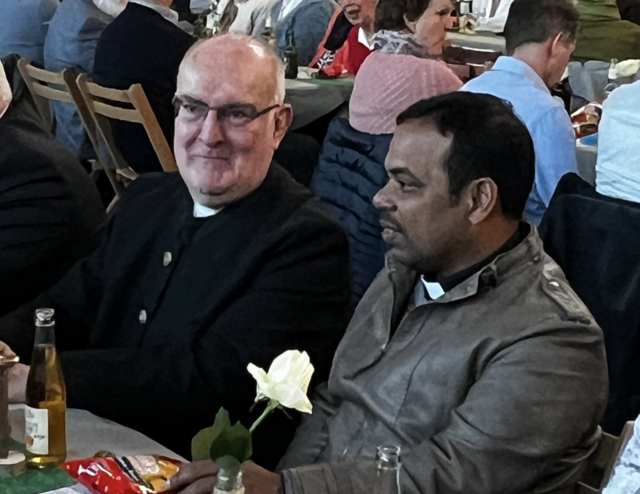 Ltd. Pfarrer Lambert Schäfer und Kaplan Kingsly | Foto: @Wilfried Storb