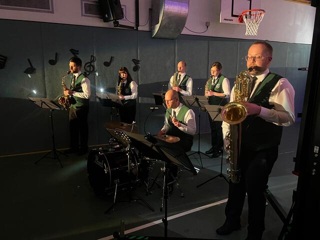 Schlagzeug und Saxophonsatz | Foto: @Wilfried Storb