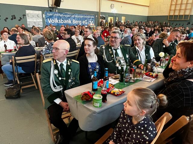 Schützenkönig Dirk Herweg (3. von links) mit einem Teil der Schützenbruderschaft | Foto: @Wilfried Storb