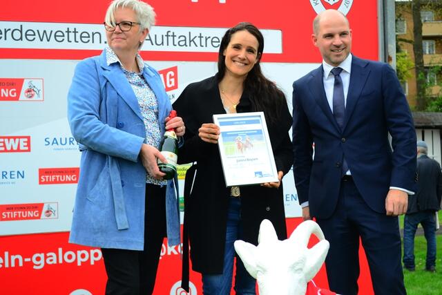 Ehrung für Janina Boysen (Champion Amateurreiterin 2022) | Foto: Horst Nauen