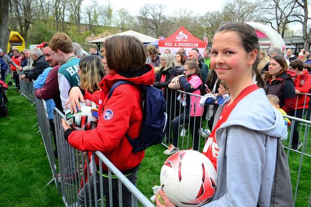 Warten auf die Autogrammstunde | Foto: Horst Nauen